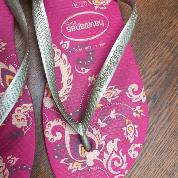 Havaianas—Runs large,Sz6+ gold strappy on floral purple footbed. NoBottomWear! - Picture 3 of 4